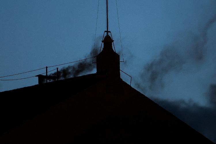 Fumaça preta sai da chaminé da Capela Sistina