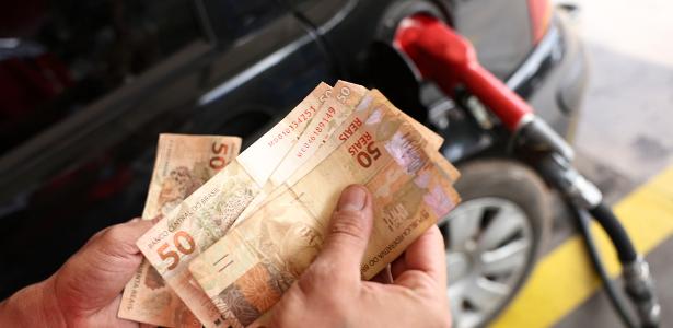 Inflação acelera em março, puxada por impacto da guerra nos combustíveis