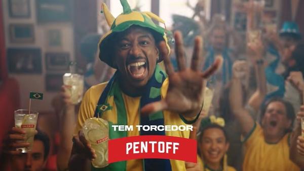  apoiadora oficial da Copa do Mundo de futebol, a vodka Smirnoff acaba de lançar uma campanha com foco no torneio. Criada pela Almap, iniciativa que terá seis diferentes filmes divulga 48 receitas de caipiroska, cada uma inspirada nos países participantes do mundial. 