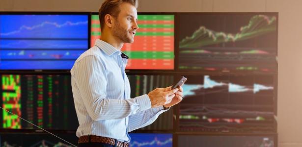 Com o dólar em torno de R$ 5, é o momento de investir no exterior?