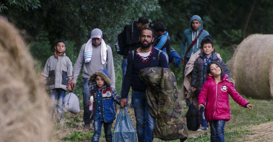 23.jun.2015 - Imigrantes caminham na fronteira entre a Hungria e Sérvia. A Hungria diz que irá construir um muro de proteção para evitar a entrada de imigrantes clandestinos que tentam entrar na Europa