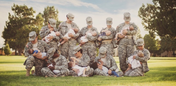 Uma fotografia de 10 militares amamentando em seus uniformes viralizou nas redes sociais numa iniciativa que visa reforçar a pressão para que se normalize a amamentação nas Forças Armadas, especialmente das que estão na ativa - Tara Ruby/BBC