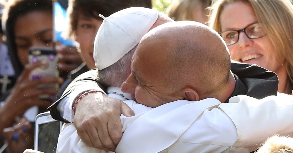 24.set.2015 - O papa Francisco recebe um caloroso abraço de um homem ao sair da embaixada do Vaticano em Washington. Em seu terceiro dia de viagem aos Estados Unidos, o papa participará de uma reunião no Congresso dos EUA
