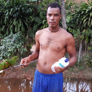 Jaci Geraldo de Souza, 35, perdeu quase tudo. Sobraram apenas uma garrafa de álcool e suas duas maritacas de estimação - Rayder Bragon