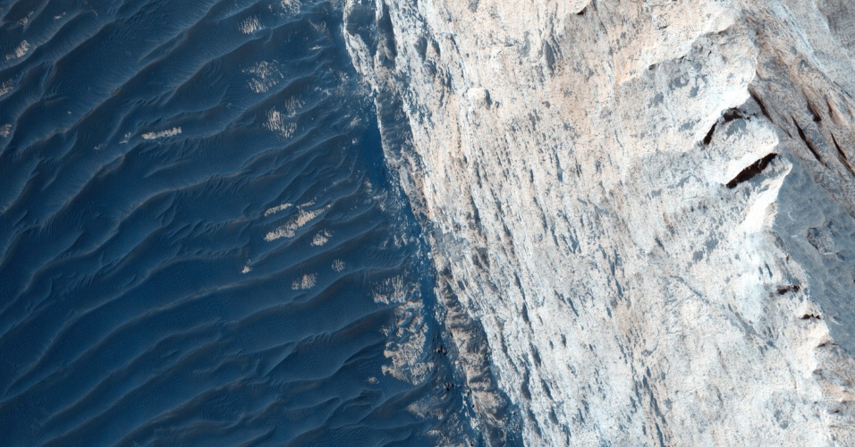 9.nov.2015 - Imagem divulgada pela Nasa nesta segunda-feira (9) mostra Ophir Chasma, que fica no norte do vasto sistema de cânions de Marte, conhecido como Vales Marineris