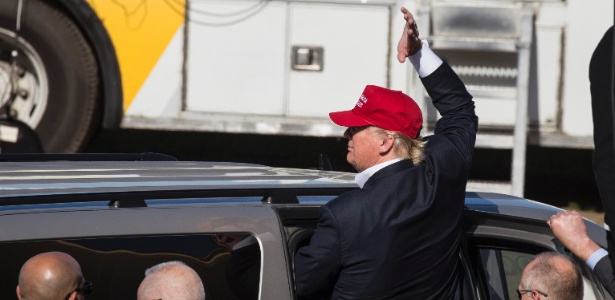 Donald Trump acena para simpatizantes ao deixar comício em Lynden, Washington (EUA) - David Ryder/The New York Times
