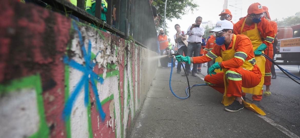 Doria pintou uma parede que estava pichada na avenida 23 de maio - Zanone Fraissat/Folhapress