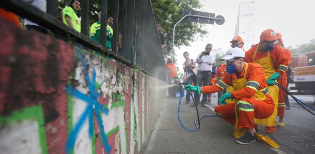14.jan.2017 - O prefeito Joao Doria (PSDB) pinta de cinza uma parede na avenida 23 de Maio - Zanone Fraissat/Folhapress