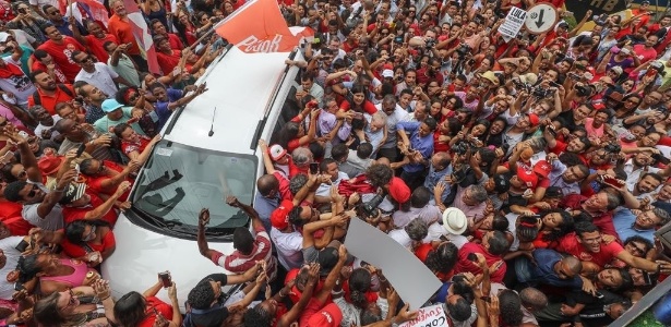 Lula chega ao carro de som na entrada da Universidade Federal do Recôncavo da Bahia - Divulgação/Ricardo Stuckert