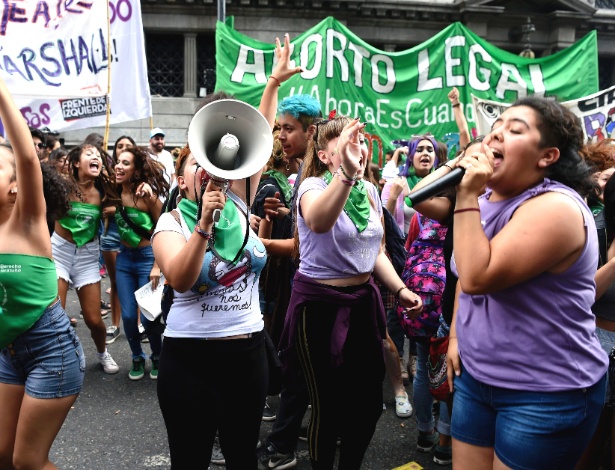 Manifestante protestam em favor à descriminalização do aborto em Buenos Aires - Eitan Abramovich/AFP