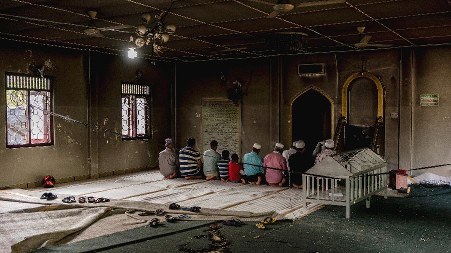 Muçulmanos rezam em mesquita incendiada por budistas em Digana, no Sri Lanka - Adam Dean/The New York Times