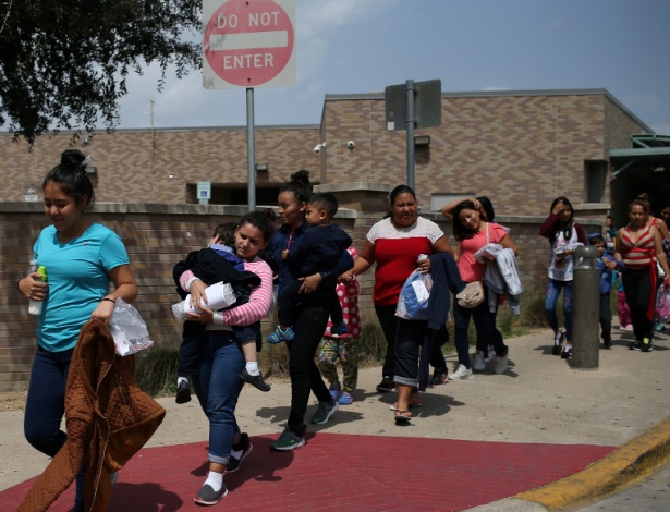 27.jul.18 - Famílias de imigrantes irregulares nos EUA caminham para centro de descanso após serem liberadas de detenção - Loren Elliott/Reuters