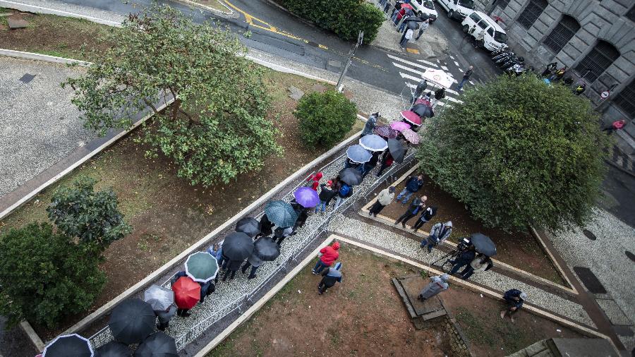 Brasileiros fazem fila em mutirão de emprego no centro de São Paulo, em 2018 - Marcelo Justo/UOL