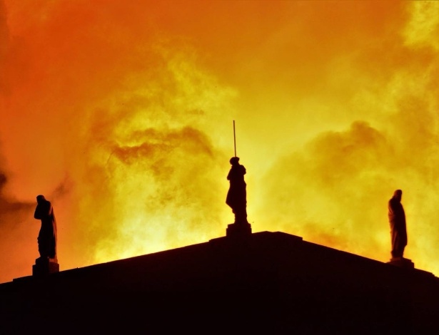Incêndio de grandes proporções atingiu o Museu Nacional, no Rio de Janeiro, na noite de domingo (2) - Luan Santos/UOL