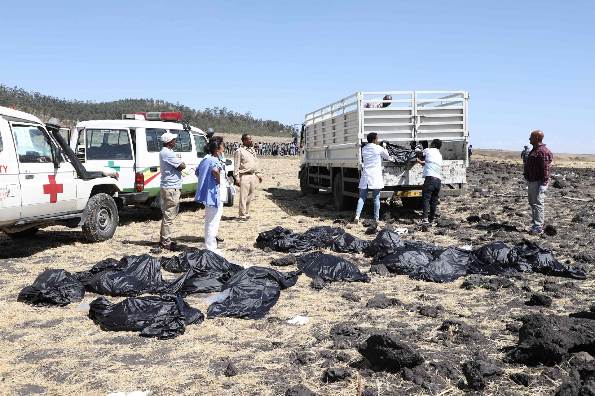 Resultado de imagem para uol boeing 737 max 8 corpos na etiopia