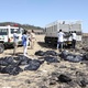 10.mar.2019 - Equipes de buscas recolhem corpos de vítimas do acidente aéreo na Etiópia - Michael Tewelde/AFP