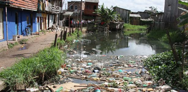 11.jul.2018 - Falta de saneamento básico em ruas e canais no bairro da Terra Firme, periferia de Belém, no Pará