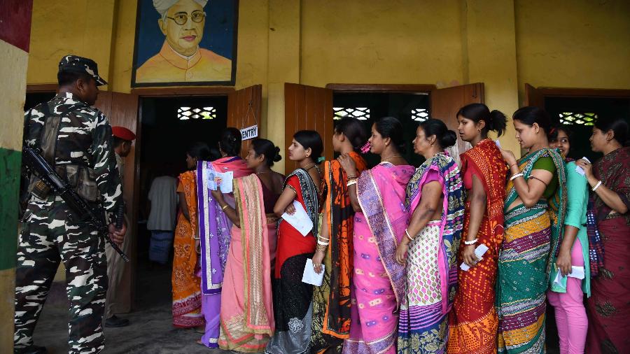 Eleitores fazem fila para votar na Índia; com quase novecentos milhões de votantes, o processo eleitoral indiano é o maior do mundo - AFP