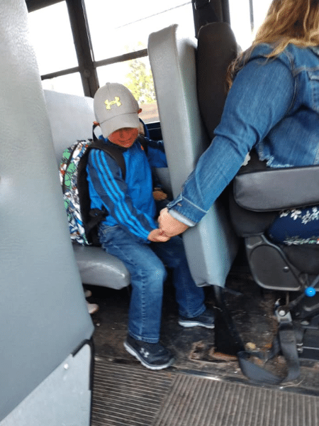Motorista de ônibus ajuda criança de quatro anos que estava com medo de ir para a escola - Reprodução