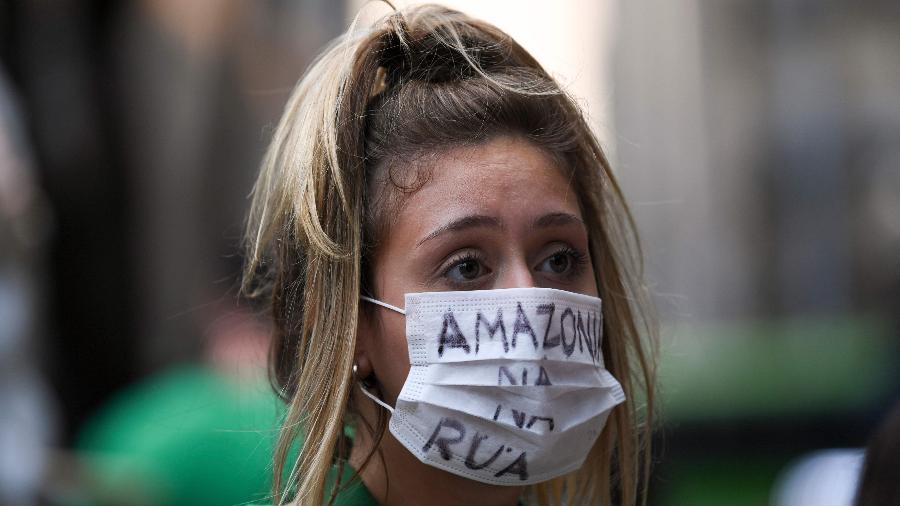 20.set.2019 - Mulher participa de Greve Mundial pelo Clima no Rio de Janeiro com máscara em defesa da Amazônia - Douglas Magno/AFP