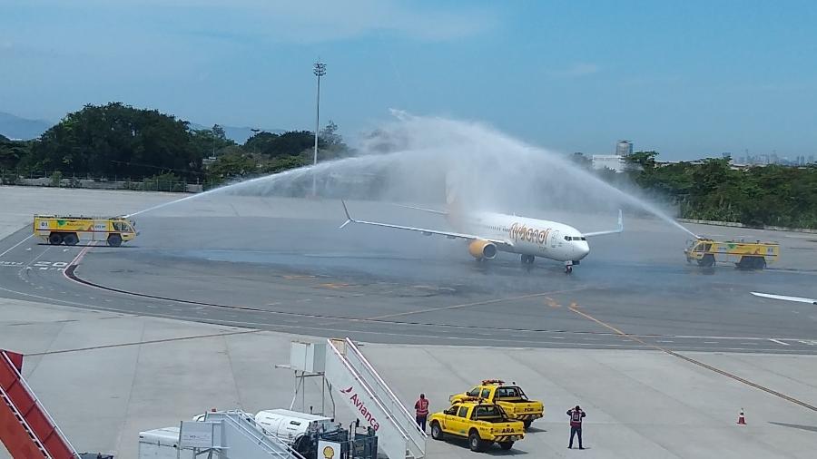 Avião da Flybondi recebe o batismo após o primeiro pouso no aeroporto do Galeão, no Rio - Vinícius Casagrande/UOL