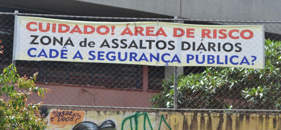 Faixa exposta no Jardim Eliana cobra mais segurança e alerta vizinhança - Cleber Souza/UOL