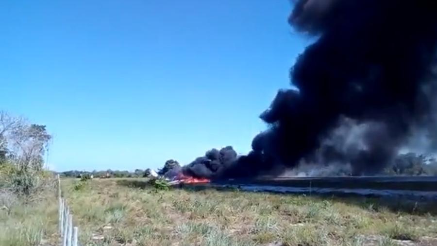 Avião cai e pega fogo durante pouso em resort na Bahia - Reprodução/Twitter