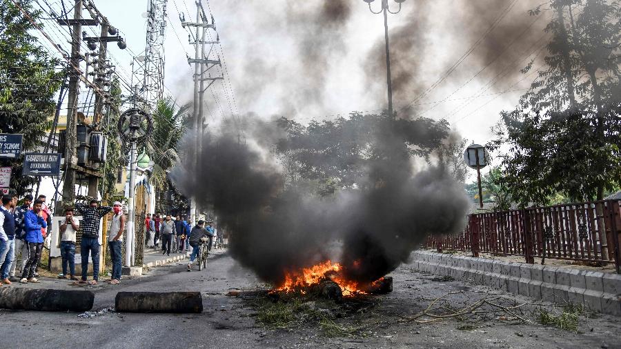 Barricada em chamas durante protesto na Índia - Biju Boro/AFP
