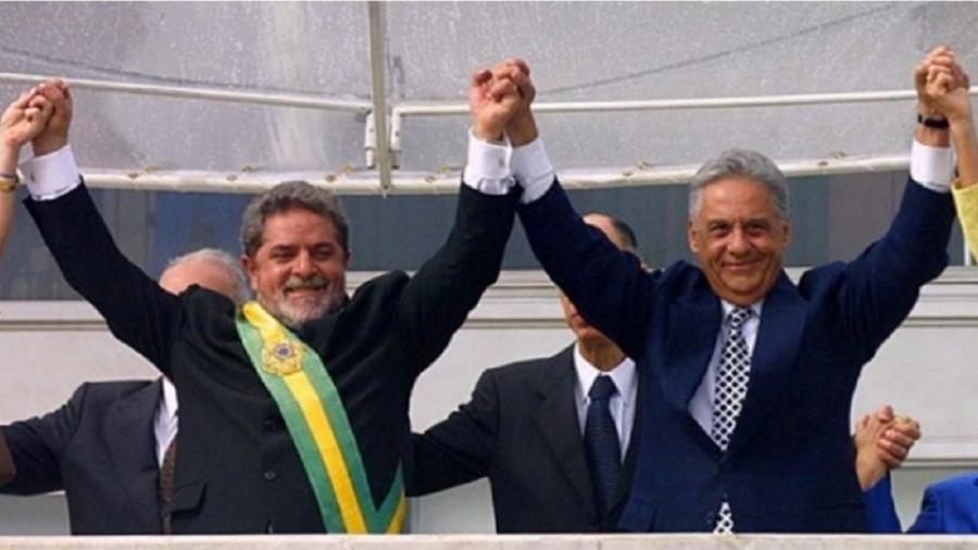 Lula e FHC no dia da posse do petista, em seu primeiro mandato: 1º de janeiro de 2003. As divergências entre ambos nunca cessaram. Mas um e outro sempre souberam quando o abismo se aproximava. Bolsonaro se quer um colosso acima da dupla. E faz barbeiragens monstruosas - Ed Ferreira/AE