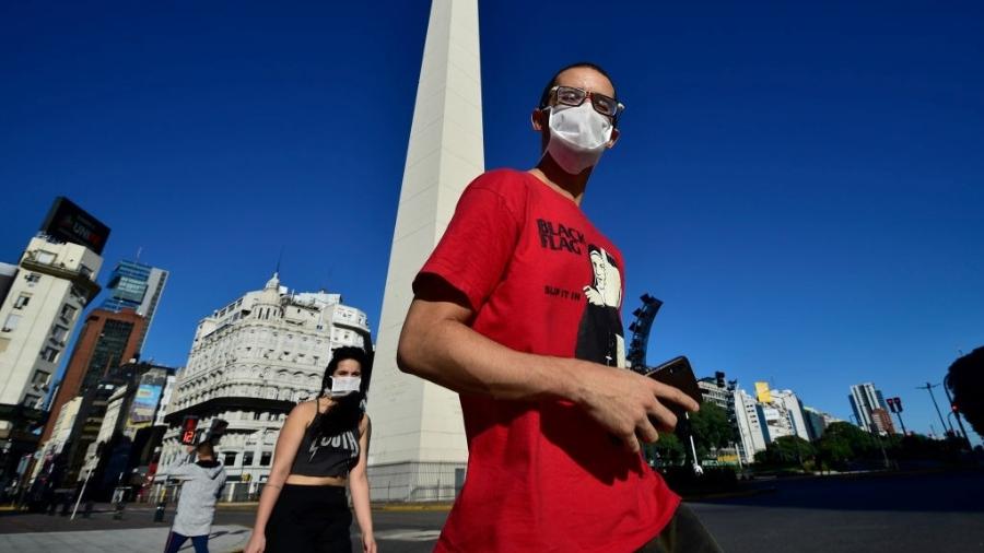 O decreto vale para pessoas que estiverem em lojas, farmácias e no transporte público da capital argentina - Getty Images