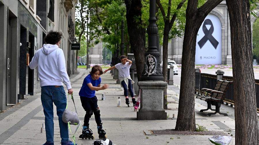 Crianças voltam às ruas na Espanha após flexibilização da quarentena - GABRIEL BOUYS/AFP