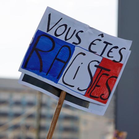 2.jun.2020 - Milhares de pessoas tomam as ruas de Paris em manifestação contra o racismo - Pierre Suu/Getty Images