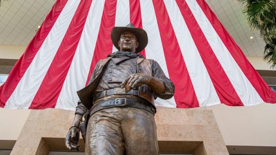Estátua de John Wayne no John Wayne Airport, no condado de Orange - MediaNews Group via Getty Images