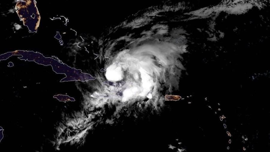 Imagem de satélite mostra passagem do furacão Isaías pela República Dominicana nesta sexta-feira (31) - Maro Siranosian/RAMMB/CIRA/AFP