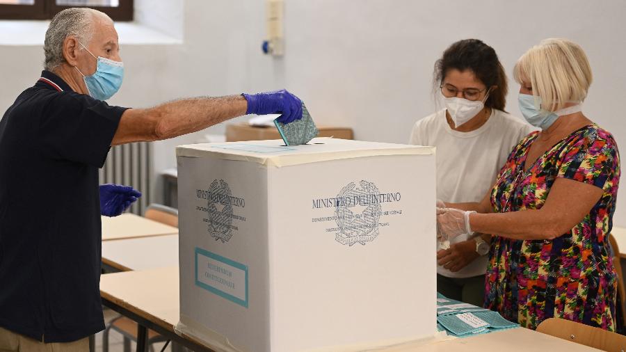 20.set.2020 - Homem vota em um referendo e eleições regionais na Itália - Vincenzo Pinto/AFP