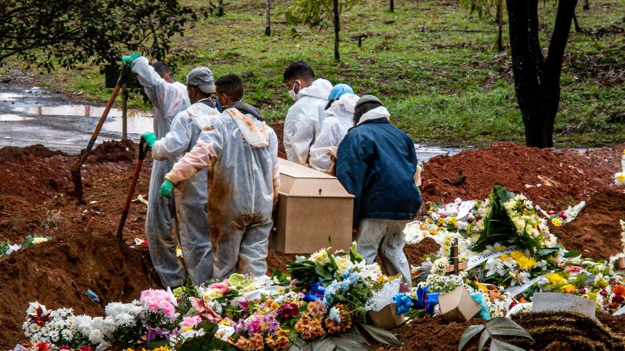 Desde o começo da pandemia, covid-19 já causou a morte de mais de 556 mil pessoas no Brasil, segundo o Ministério da Saúde - Antônio Molina/Zimel Press/Estadão Conteúdo