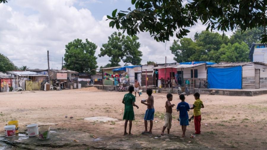 Crianças brincam na ocupação Ka"Ubanoko, onde viviam, até 2020, cerca de 850 imigrantes venezuelanos em Boa Vista (RR) - Benjamin Mast/La Mochila Migrante