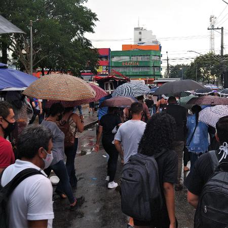 Movimento intenso no Largo da Concórdia, praça que liga o comércio do Brás à estação de trem e metrô, em São Paulo - Marcelo Oliveira/UOL