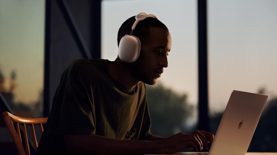 Homem usa AirPods Max, os novos fones de ouvido da Apple com cancelamento de ruído - Divulgação