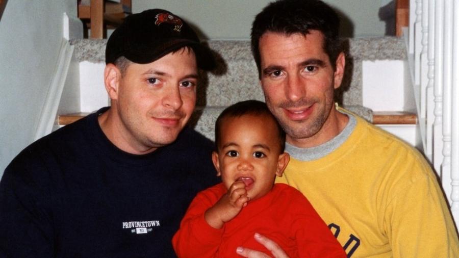 Peter, Kevin e Danny (da esquerda para a direita) construíram sua família após um encontro inesperado no metrô de Nova York - ARQUIVO PESSOAL / PETER MERCURIO