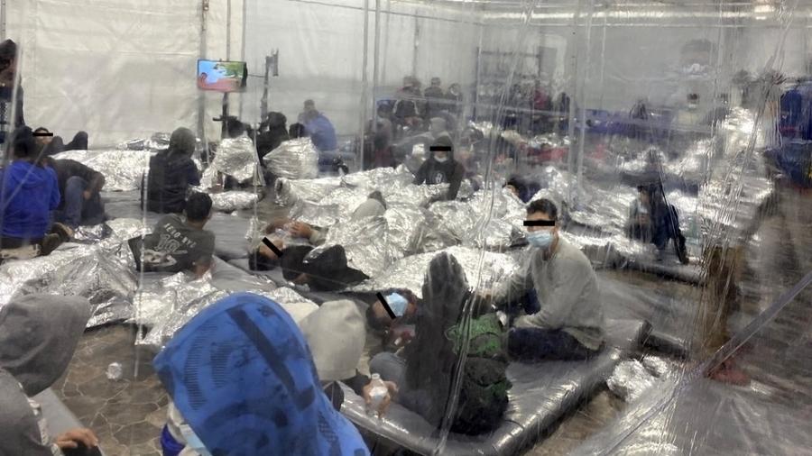 Após críticas a Trump, imagens registradas no governo Biden geraram preocupação sobre condições nas instalações de detenção na fronteira EUA-México - Reuters