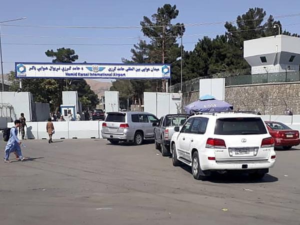 Entrada do aeroporto internacional de Cabul é protegida por soldados afegãos - Stringer/Reuters