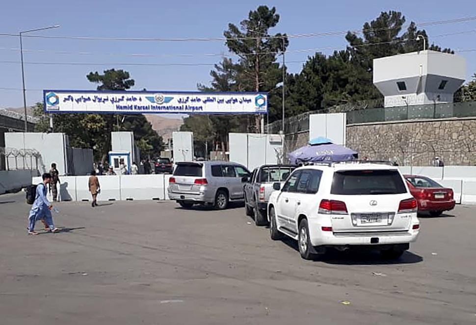 Entrada do aeroporto internacional de Cabul é protegida por soldados afegãos - Stringer/Reuters