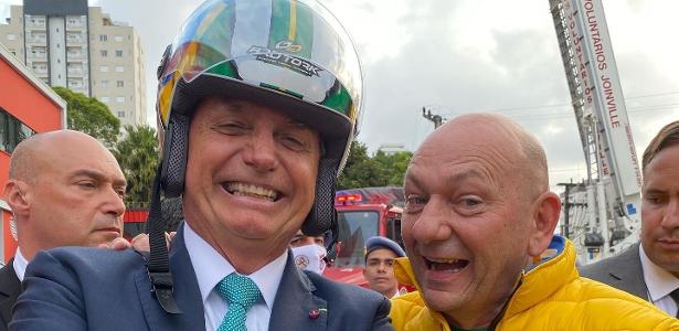 Luciano Hang, da Havan, ao lado do então presidente Jair Bolsonaro em 2021; PF investiga se empresários instigaram golpe de Estado; eles negam