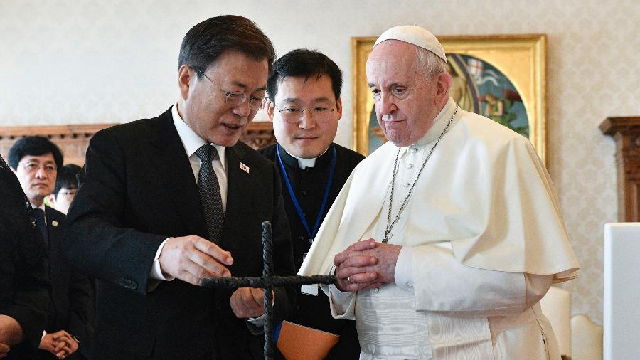 Moon Jae-in entregou cruz com arame farpado da zona desmilitarizada da península coreana ao papa Francisco - AFP Photo/Vatican Media/Handout