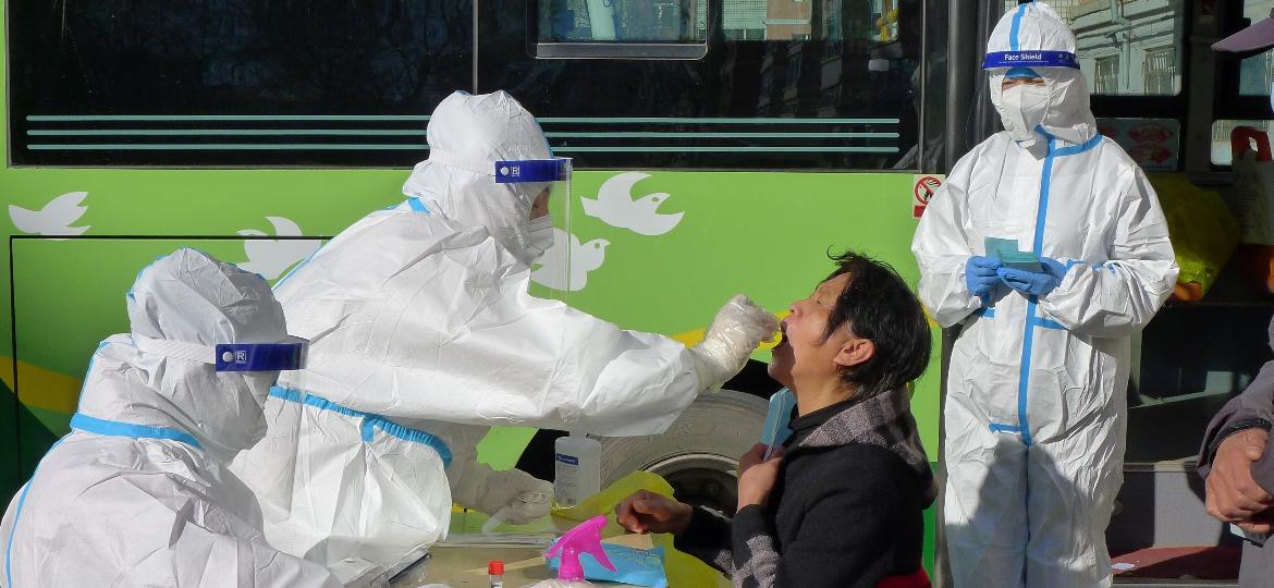 Médico faz testes de covid-19 em massa para residentes do distrito de Aihui após novos casos da doença do coronavírus (covid-19) em Heihe, província de Heilongjiang, na China - China Daily via REUTERS