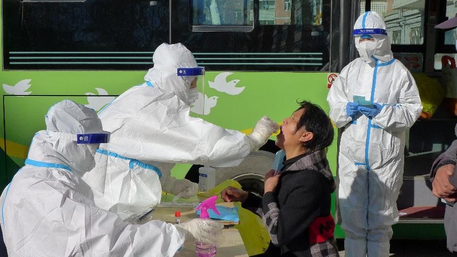 31.out.2021 - Médico faz testes de covid-19 em massa para residentes do distrito de Aihui após novos casos da doença do coronavírus (covid-19) em Heihe, província de Heilongjiang, na China - China Daily via REUTERS