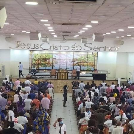 Interior de Igreja Universal de Angola durante culto  - Reprodução/Facebook