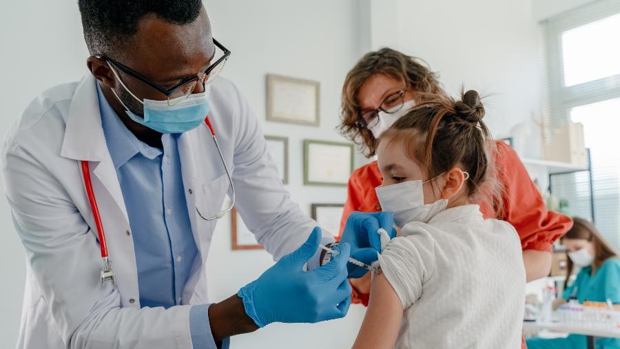 Criança é vacinada contra a covid-19; vacinação, vacina - Getty Images