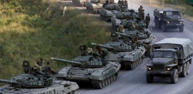27.mai.2022 - Comboio com tanques russos T-62 é transferido para a região de Zaporizhzhia, no leste da Ucrânia